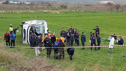 Halter turnuvasına giden öğrencileri taşıyan midibüs devrildi Ölü ve yaralılar var Halter turnuvasına giden öğrencileri taşıyan midibüs devrildi Ölü ve yaralılar var