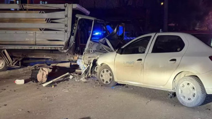 Denizli’de kamyonet ile otomobilin çarpışması kamerada: 1 ölü, 4 yaralı
