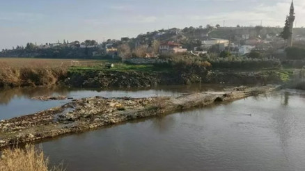Büyük Menderes Nehri kirlilik nedeniyle siyaha büründü Büyük Menderes Nehri kirlilik nedeniyle siyaha büründü