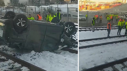 Gemiden indirilen sıfır araç kontrolden çıktı tren yoluna düştü