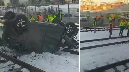 Gemiden indirilen sıfır araç, tren yoluna düştü