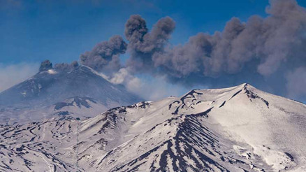 Etna Yanardağı yeniden lav püskürttü