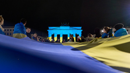 Berlin mavi-sarıya büründü... Savaşın 3. yılında anma