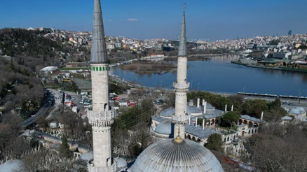 Ramazan ayının simgesi mahyalar camilere asıldı