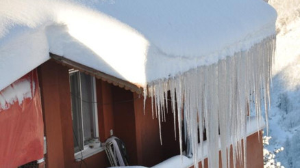 Çatıdan düşen buz sarkıtının altında kalmaktan son anda kurtuldu