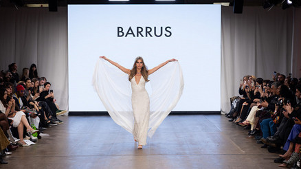 Nutraxin sponsorluğunda Çağla Şıkel, Londra Moda Haftası’nda Neslişah Yılmaz’ın defilesinde parladı