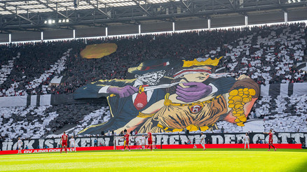 Bıçaklı pankarta büyük tepki