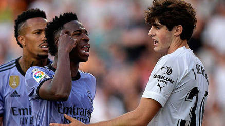 Futbolda yeşil sahaların silinmeyen lekesi: Irkçılık