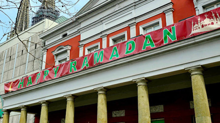 Tartışmalı binaya ‘Mutlu Ramazanlar’ pankartı