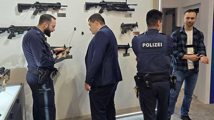 Alman polisi Türk silahlarını inceledi Alman polisi Türk silahlarını inceledi