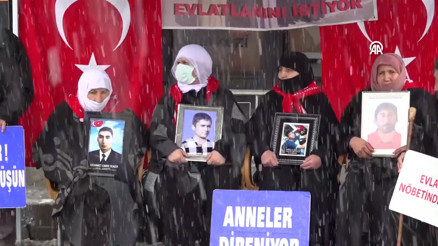 Muşlu aileler, DEM Parti önündeki evlat nöbetini sürdürdü Muşlu aileler, DEM Parti önündeki evlat nöbetini sürdürdü