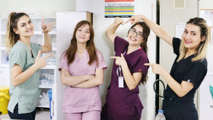 Kübra öğretmenden hemşire titizliği... Yoğun bakımdan köy okuluna