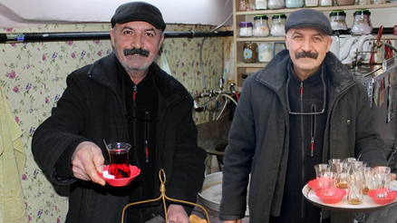 6 ay önce öğretmenlik yapıyordu, baba mesleği çaycılığa başladı | Öğrencilerim beni görünce şaşırıyor