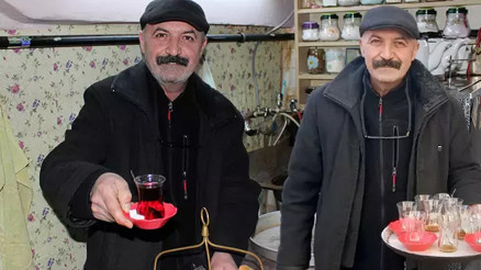 6 ay önce öğretmenlik yapıyordu, baba mesleği çaycılığa başladı