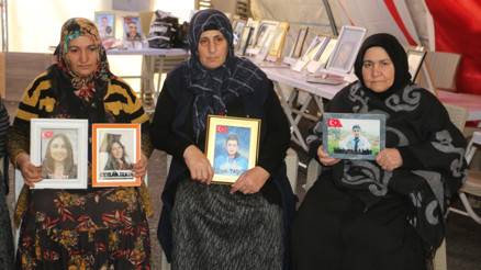 Evlat nöbetindeki anne anlattı: Terörsüz bir Türkiye istiyoruz, evlatlarımızı versinler Evlat nöbetindeki anne anlattı: Terörsüz bir Türkiye istiyoruz, evlatlarımızı versinler