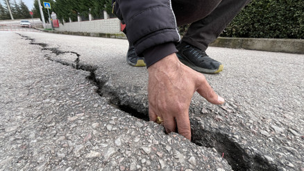 Kar yağışı sonrası korkutan görüntü: İstinat duvarında dökülme oldu; yolu trafiğe kapattılar