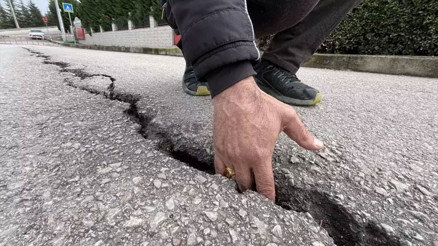 Kar yağışı sonrası korkutan görüntü Yolu trafiğe kapattılar