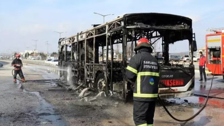 Sakarya’da otobüs alev topuna döndü: Gökyüzünü kara duman kapladı