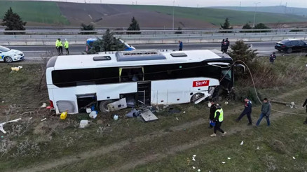 Çanakkale’de tur otobüsü yoldan çıktı: Çok sayıda yaralı var