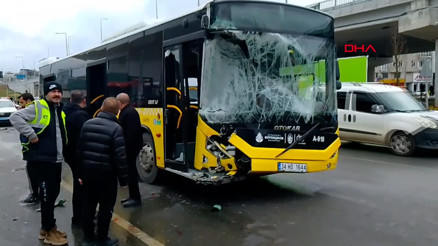 Silivride İETT otobüsüyle yolcu minibüsü çarpıştı