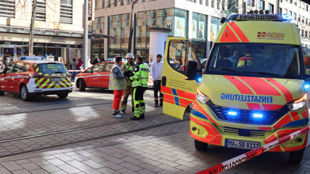 Son dakika... Almanyada araç kalabalığın arasına daldı: Ölü ve yaralılar var Son dakika... Almanyada araç kalabalığın arasına daldı: Ölü ve yaralılar var