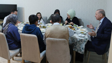 Cumhurbaşkanı Erdoğan, vatandaşın evinde iftar yaptı
