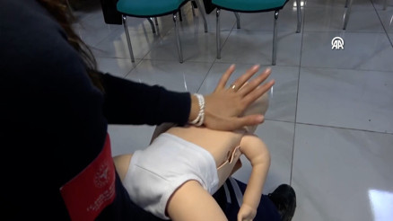 Boğulma tehlikesi geçiren bebek 112 Acil Çağrı Merkezi yönlendirilmesiyle kurtarıldı