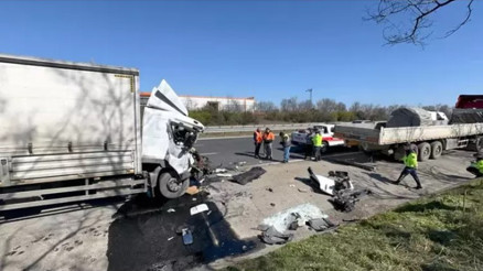 Tekirdağ’da kamyon, park halindeki TIR’a çarptı: İki araç arasında sıkışan şoför hayatını kaybetti