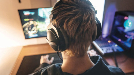 Gençler günde 4.5 saat internette