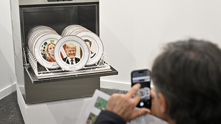 Çok enteresan sergi Trump bulaşık makinesinde...