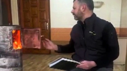 Kayda alıp sosyal medyada yayınladı 800 bin liralık alacağı vardı, veresiye defterini sobada yaktı