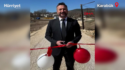 Kalabalık tepkisinden rahatsız olan belediye başkanı, köprüyü tek başına açtı Kalabalık tepkisinden rahatsız olan belediye başkanı, köprüyü tek başına açtı