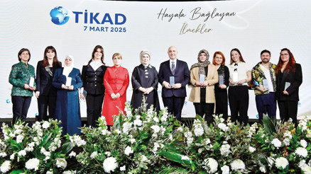 Depremzede kadınlar için halıya ilmek attı Depremzede kadınlar için halıya ilmek attı