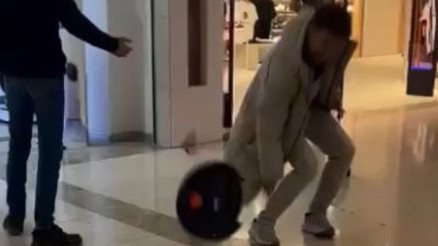 Sık sık arızalanan robot süpürgeyi, satın aldığı mağazanın önünde parçaladı