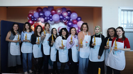 Kadın gazeteciler 8 Mart’a özel mum üretti Kadın gazeteciler 8 Mart’a özel mum üretti