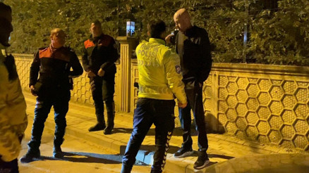 Trafik denetiminden kaçmaya çalışan sürücü alkollü çıktı: Amerikan polisi misiniz Trafik denetiminden kaçmaya çalışan sürücü alkollü çıktı: Amerikan polisi misiniz