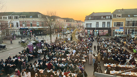 Hollanda’da 1600 kişilik dev sokak iftarı