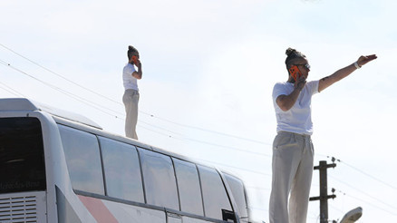 Cezalı kadın teknik direktörden dikkat çeken çözüm: Takımını otobüsün üzerinden yönetti