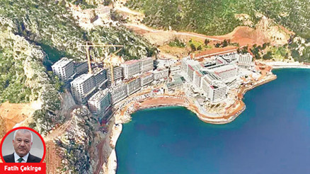 Marmaris Körfezi’nde mühürlere rağmen süren dev beton otel başkanı isyan ettirdi: ‘Biz mühürlüyoruz onlar kırıyor’