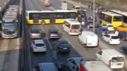 E-5te İETT otobüsü kaza yaptı, yol kapandı