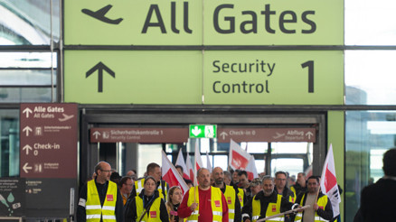 Grevdeki işçiler terminale yürüdü