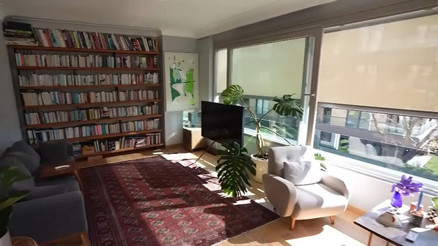 Duvar boydan boya kitaplarla kaplı... Ünlü oyuncu 8 yaşındaki kızıyla bu evde yaşıyor