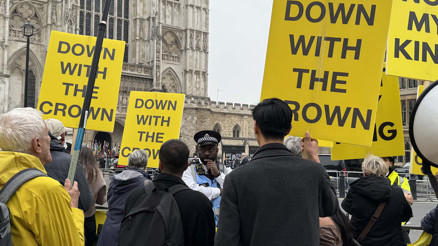 İngiltere’de monarşi karşıtlarından protesto
