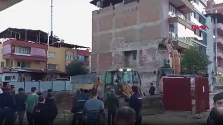 Temel kazısı sırasında bitişikteki 4 katlı binada çökme meydana geldi