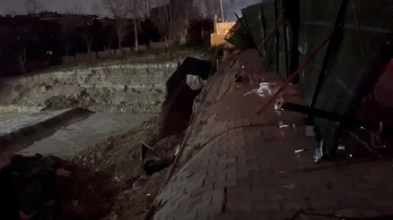 İstanbulda inşaat çalışması sırasında yol çöktü