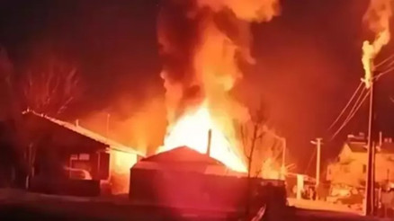 Sakarya’da, komşularını öldüren baba ile oğlunun evinde yangın