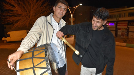 Müzisyenin ramazan davulcusuyla yakaladığı ritmi milyonlar izliyor