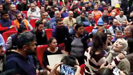 Başkana baret fırlatıldı gazeteci saldırıya uğradı