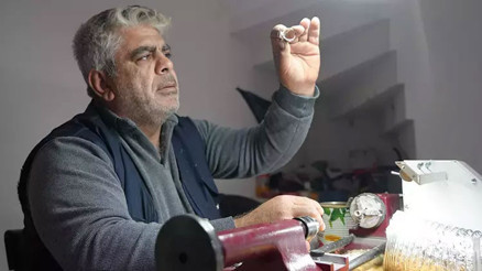 Binbir zahmetle yapılan rengarenk kehribar tespihler göz alıyor