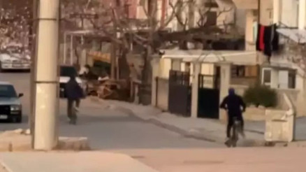 Karaman’da eve molotof kokteyli atan saldırganlar kameraya yakalandı